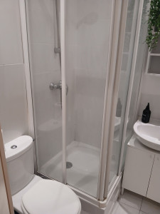 Photo de galerie - Lavage pro dûe salle de bain. élimination calcaire et saleté au vinaigre. lavage a l'eau très chaude 