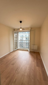 Photo de galerie - Dépose d'un sol en lino et pose d'un parquet stratifié et de nouvelles plinthes