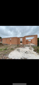 Photo de galerie - Projet de gros œuvre sur une superficie de 104 m² : ✅ Réalisation complète de la dalle béton ✅ Élévation des murs porteurs en maçonnerie traditionnelle ✅ Suivi du niveau, aplomb et solidité pour une structure parfaitement droite et durable