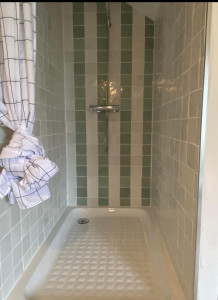 Photo de galerie - Pose d’un bac à douche réalisation cloison sèche et faïence