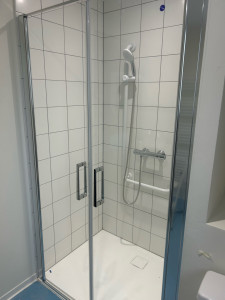 Photo de galerie - Pose de bac à douche, avec finition paroi porte double et robinetterie