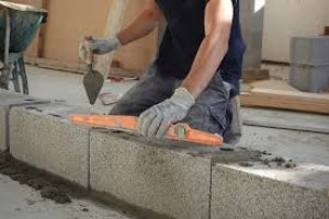 Photo de galerie - Dalle, chape, enduit, crépi, piscine béton, ceinture, murette, mur, garage, montage portail, poteaux, enduit façade, ravalement, taille pierre, pose pavé au sol, margelle, chapeaux, etc..