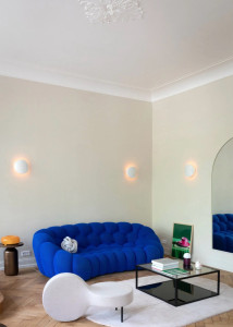 Photo de galerie - Peinture intérieure complète et mise en valeur des moulures. Préparation minutieuse des surfaces pour un résultat lisse et élégant.