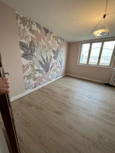 Photo de galerie - Rénovation d’une chambre pose de papier et de sols pvc avec les plinthe en bois 