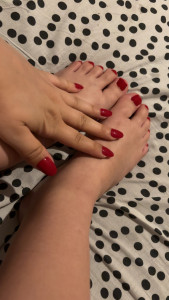 Photo de galerie - Pédicure vernis rouge + faut ongle rouge 