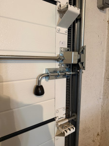 Photo de galerie - Pose d'un verrou sur une porte sectionnelle