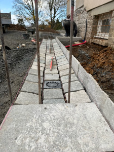 Photo de galerie - Réalisation d’un caniveau en pavés pour l’évacuation des eaux pluviales 