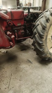 Photo de galerie - Ancien travail remise en état peinture tracteur agricole 