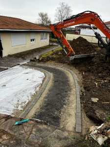 Photo de galerie - Création d’un chemin avec une délimitation pavée et mise en place de mineral 