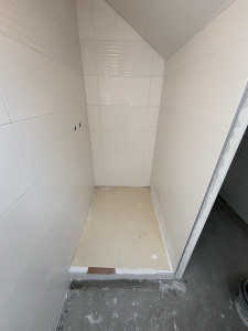 Photo de galerie - Pose faïence 30x60 dans une douche avec frise 