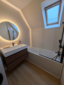 Photo de galerie - Pose faïence, tablier de baignoire, meuble de salle de bain, installation du pare douche et du miroir.