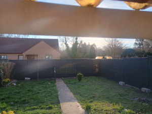 Photo de galerie - Après dépose de l'ancienne clôture, pose d'une nouvelle clôture en grillage rigide avec occultant en lamelles de pvc. 

début du chantier le 02/03/2026 
fin du chantier le 04/03/2026
