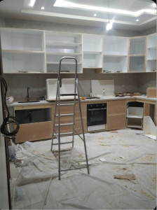 Photo de galerie - Montage et installation de cuisine équipée. Assemblage des caissons, meubles hauts et meubles bas.