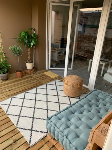 Photo de galerie - Aménagement terrasse, canapé palette espace  de verdure et terrasse en bois 