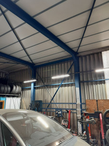 Photo de galerie - Dépose et pose de luminaire dans un garage 