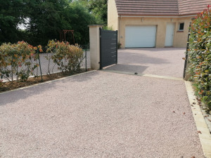 Photo de galerie - Aménagement d'un parking avec pose de pavés en périphérie et mise en place d'un gravillon rose 