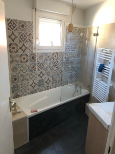Photo de galerie - Rénovation salle de bain avec carrelage mural pose d’une paroi de baignoire et d’une colonne de douche