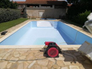 Photo de galerie - Pose d’un liner sur une piscine 10x5. 

Nous réalisons les prises de côtes, enlevons l’ancien liner et posons le nouveau. 
Matériel professionnel pour réaliser les poses. 