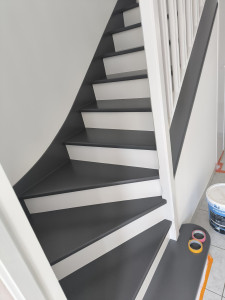 Photo de galerie - Mise en peinture de l'escalier en gris et les contremarches et rambarde de couleur blanche 
