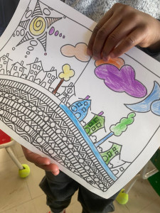 Photo de galerie - Activité de paysage avec un côté avec des couleurs chaudes et de l’autre des couleurs froides en maternelle.