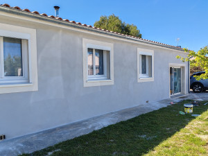 Photo de galerie - Remplacement de volet roulant et appuis de fenêtres en acier laqué.