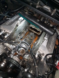 Photo de galerie - Jaguar v8 supercharged 
démontage du compresseur car fuite d eau 
