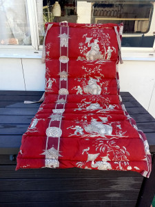 Photo de galerie - Petit matelas rembourrer mousse très confortable et pratique juste a enrouler pour l'emmener partout!