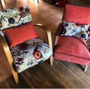 Photo de galerie - Fauteuils entièrement retapissés avec association de plusieurs tissus et finitions passepoilées.