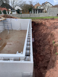 Photo de galerie - Montage de piscine en aglos polystyrène 