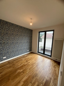 Photo de galerie - Rénovation complet de cette pièce:enduite,peinture,parquet 