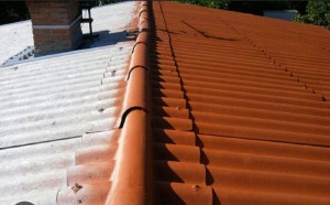 Photo de galerie - Nettoyage peinture résine toiture fibres ciment 
