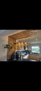 Photo de galerie - Création murale avec tasseaux imitation chêne et étagère, plus fabrication d'un lustre.