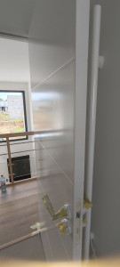 Photo de galerie - Finition des portes en peinture glycéro blanche. ??