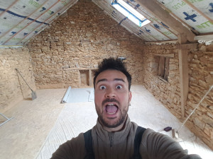 Photo de galerie - Réfection grange (isolation, sols, piquage des murs, terre paille murs, électricité...)