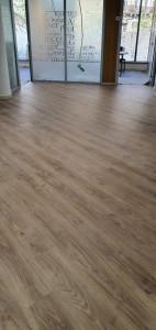 Photo de galerie - Pose de parquet dans une agence Caisse d’Épargne