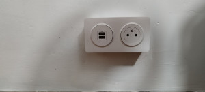 Photo de galerie - Mise en place de prise avec chargeur 