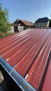 Photo de galerie - Réfection d’une toiture d’un poulailler qui était en tuile, mal faite, avec des infiltrations, remplacer par du bac acier anti condensation 