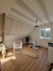 Photo de galerie - Mise en peinture du plafond et poutre (blanc), murs et sous pentes gris
