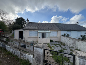 Photo de galerie - Avant changement de toit, et avant la peinture du muret et de la façade