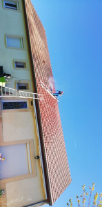 Photo de galerie - On prend de la hauteur pour prendre soin de votre maison ! ? Démoussage complet de toiture pour un résultat impeccable. Faites confiance à un expert pour vos travaux de couverture.
