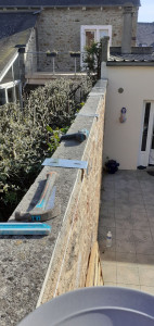 Photo de galerie - Pose de coubertine sur muret..pendant.