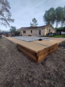 Photo de galerie - Contour de piscine en dalle béton avec mur de soutènement.