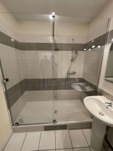 Photo de galerie - Remplacement d’une baignoire par un bac à douche plus pose d’une parois de douche plus faïences 