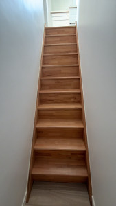 Photo de galerie - Réalisation d’un escalier en bois avec une finition soignée et un travail de qualité.