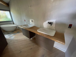 Photo de galerie - Pose complète meubles salle de bain sur mesure y compris robinetteries encastrées. En attente de la pose du miroir. 