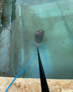 Photo de galerie - Je fais l’entretien de piscines pour que l’eau reste propre, équilibrée et prête à la baignade.