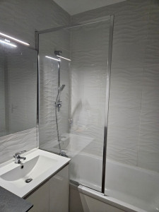 Photo de galerie - Pose de paroi de baignoire 