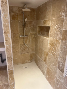 Photo de galerie - Création de douche avec pose de travertin