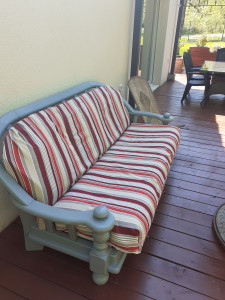 Photo de galerie - Canapé refait ( peinture, et mise en place d'un tissus pour l'extérieur) 