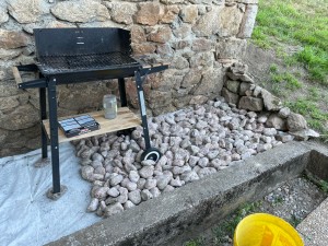 Photo de galerie - Pose de galets autour d’un barbecue